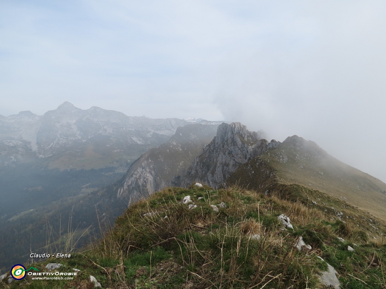 18 Sale la nebbia sulle cime di Bares.JPG